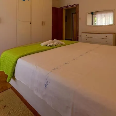 Panos Apartman *