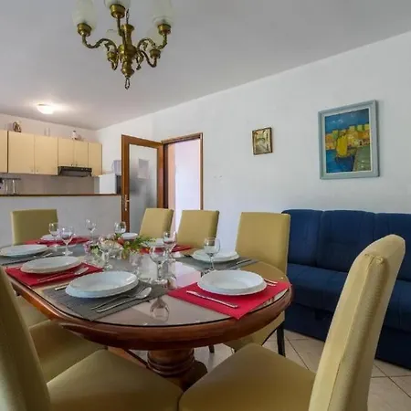 Panos Apartman *