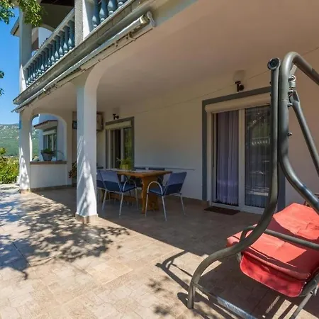 Panos Apartman *